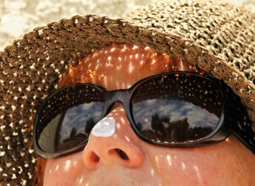 sunblock_sunglasses_skincare_hat_summer_sun_protection_cream-601380.jpg!d.jpeg